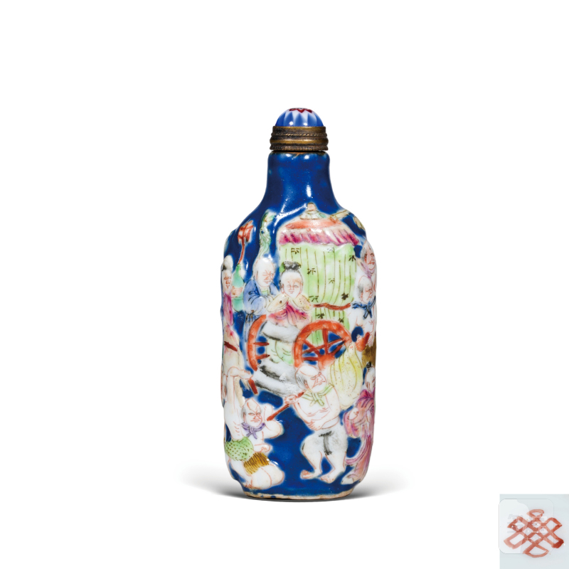 清中期蓝地堆塑粉彩钟馗嫁妹人物故事纹鼻烟壶